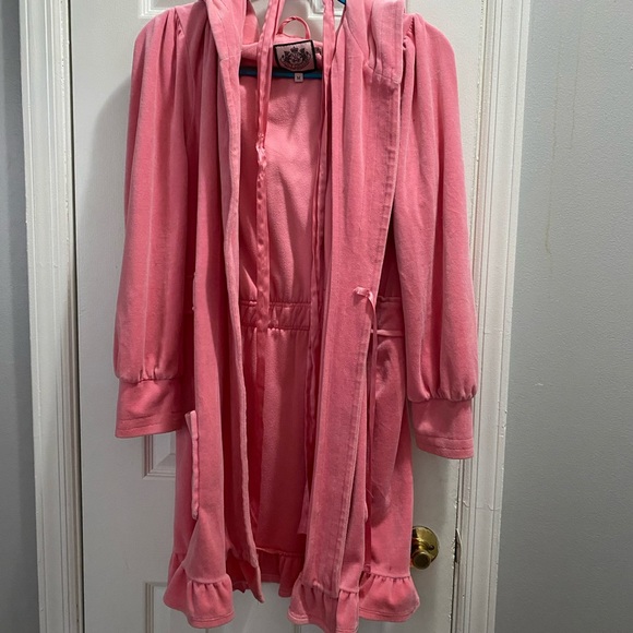Pink Robe - Picture 3 of 4